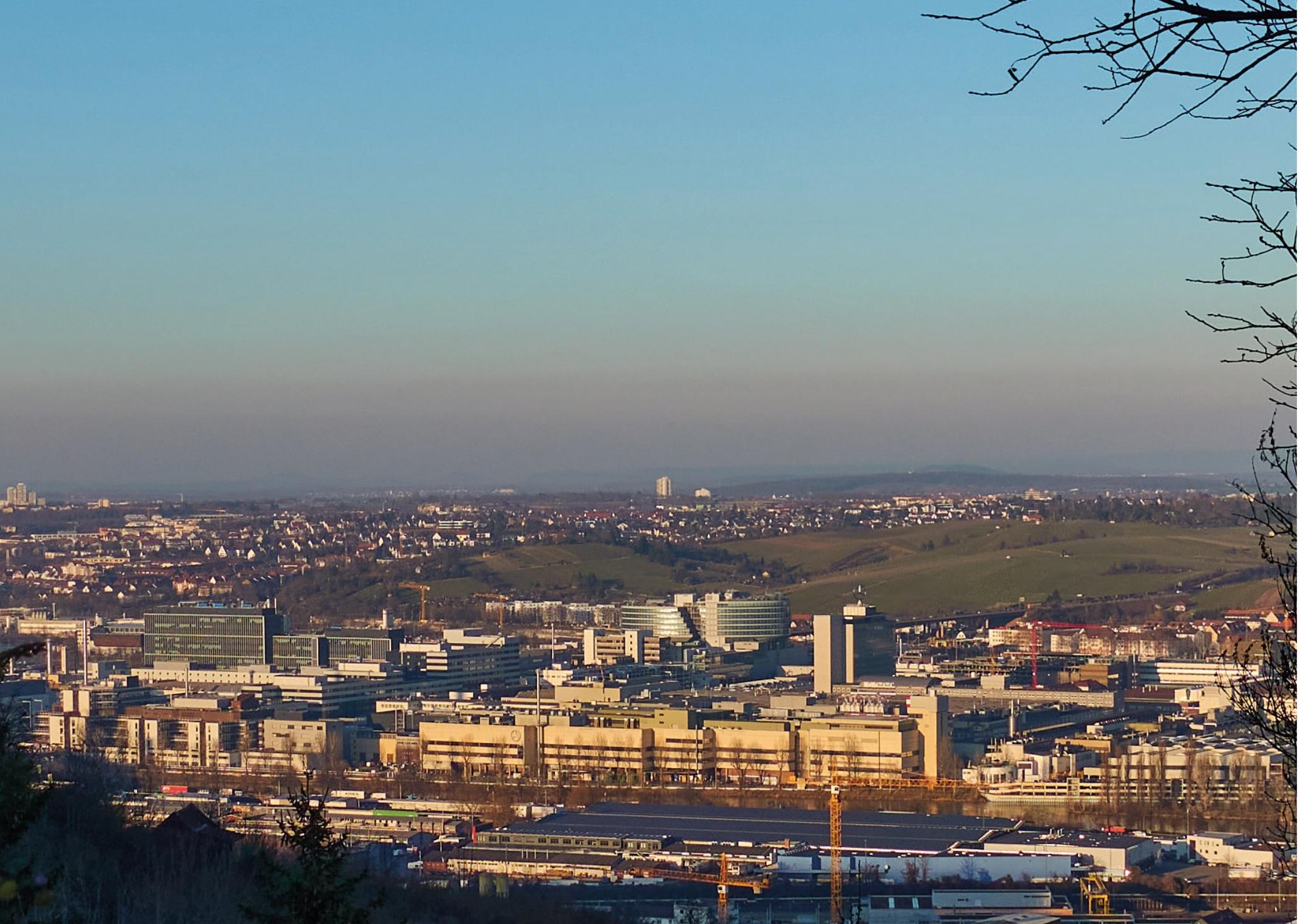 Blick auf das Mercedes-Benz Werk und den Stuttgarter Talkessel im Abendlicht
