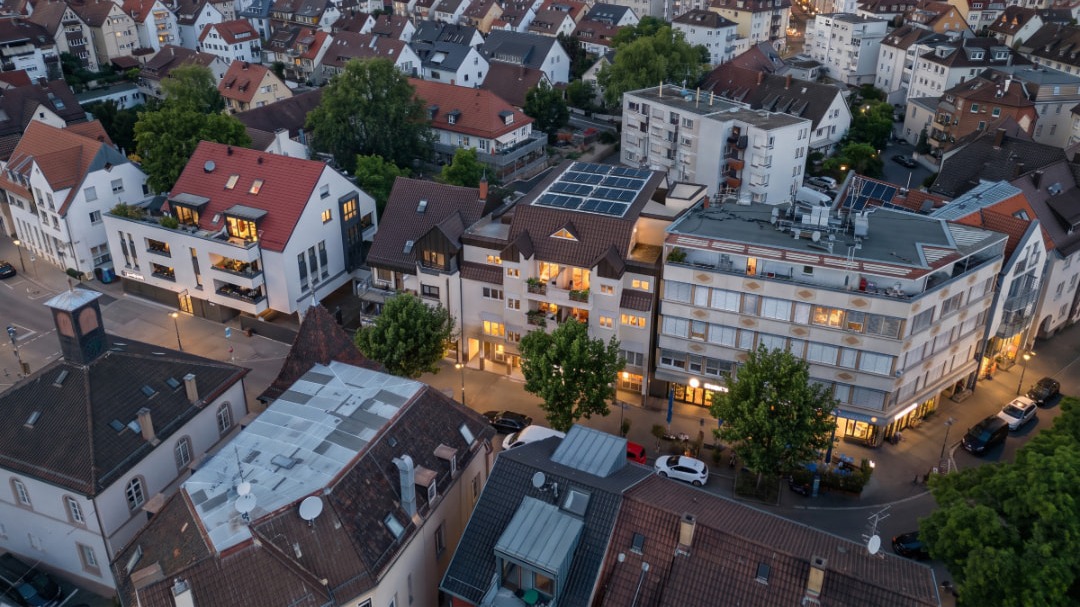 Luftaufnahme des Quartiers rund um die Ulmer Straße 355 in Stuttgart-Wangen zur blauen Stunde