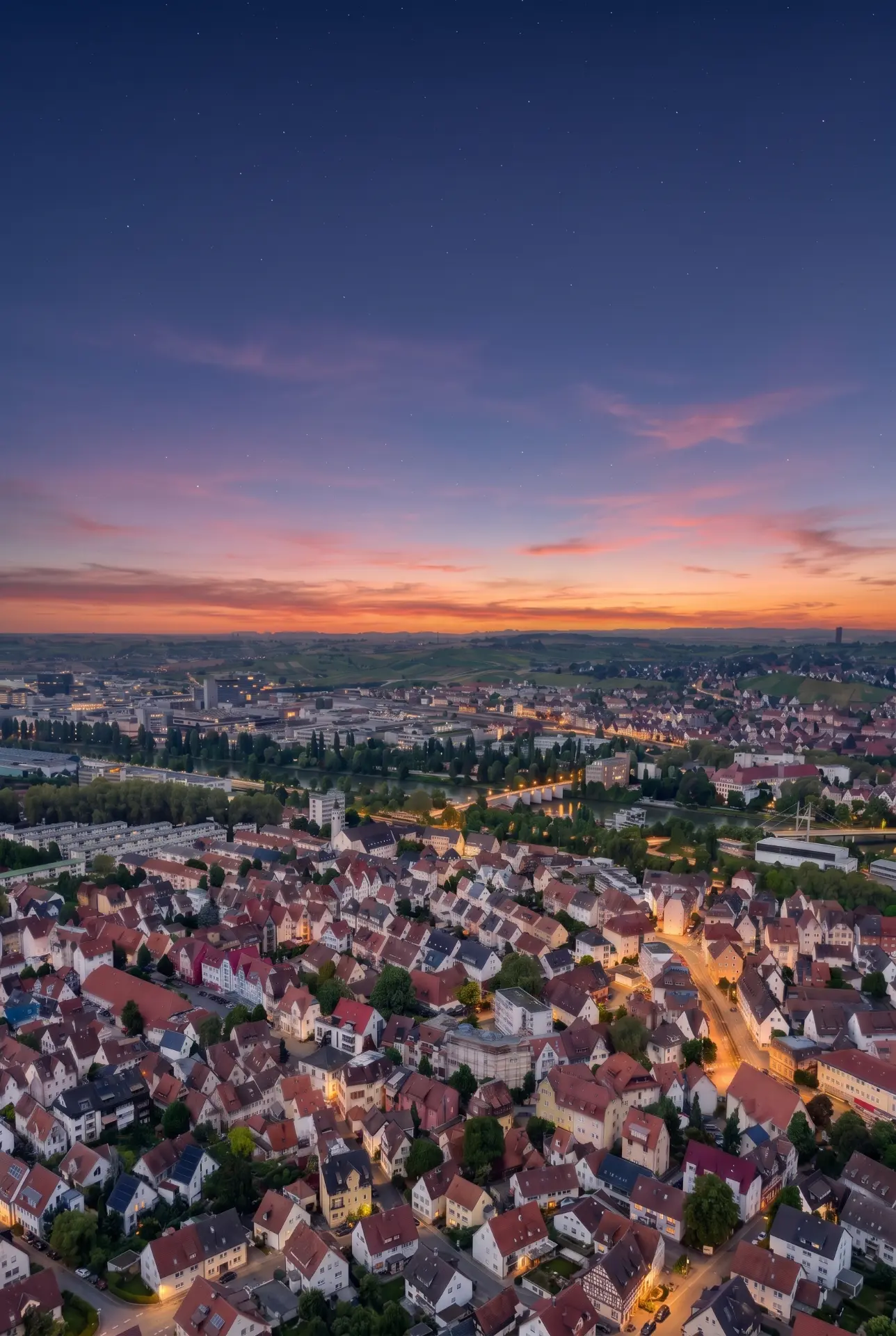 Visualisierung des Wohngebäudes U 355 in Stuttgart-Wangen im Abendlicht über den Dächern von Wangen